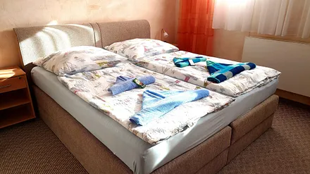 Das große Schlafzimmer bietet zusätzlich Platz für ein Luft- oder Kinderbett.