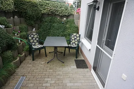 Die Terrasse ist von Pflanzen umgeben