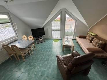 Wohn-/ Essbereich mit LED-TV