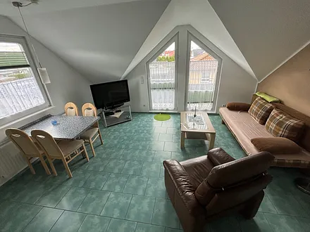 Wohn-/ Essbereich mit LED-TV