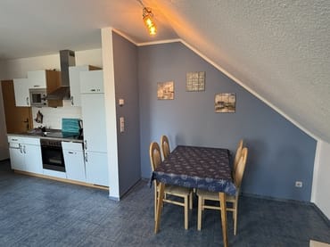 gut ausgestattete EBK mit Essbereich