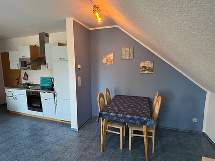 gut ausgestattete EBK mit Essbereich