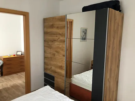 Schlafzimmer mit großzügigem Schrank und Durchgang zum 2. Schlafzimmer