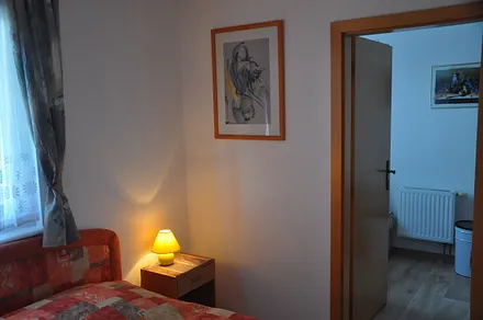 Schlafzimmer mit Durchgang zum 2. Schlafzimmer