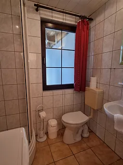 Bad mit Dusche und Waschmaschine 