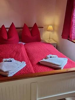 Schlafzimmer mit Doppelbett (140x200) und Einztelbett (90x200)