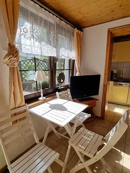 Wohnzimmer mit Essplatz und Blick in die Küche 