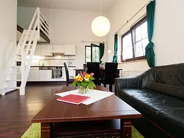 Wohnzimmer mit Blick Richtung Essbereich und Küche