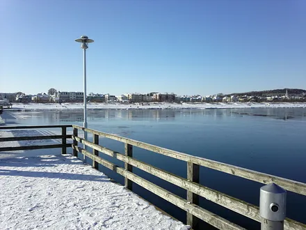 Winter ist auch schön auf der Insel Usedom. Blick auf Seebad Ahlbeck von der Seebrücke