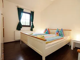 Schlafzimmer mit einem doppelbett (180x200) und Einzelbett (90x200)