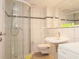 Badezimmer mit Waschmaschine 