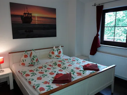 Schlafzimmer mit Doppelbett (190 x 200) und Einzelbett (90 x 200)