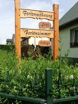 Hinweisschild im Vorgarten
