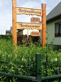 Hinweisschild an der Straße