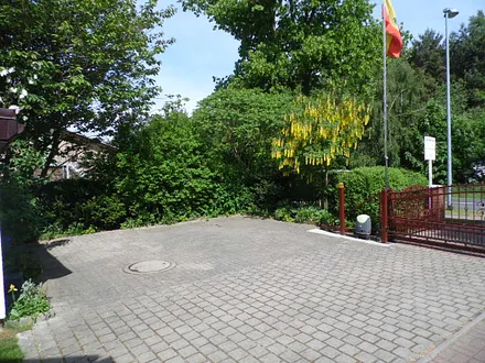 Parkplatz auf dem Grundstück