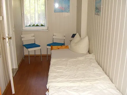 zweites Schlafzimmer mit zwei Einzelbetten
