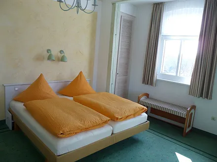 Blick von der Veranda in das Zimmer 19