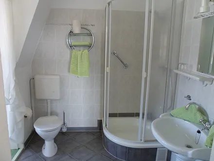 großzügiges Bad mit kleiner angrenzender Veranda