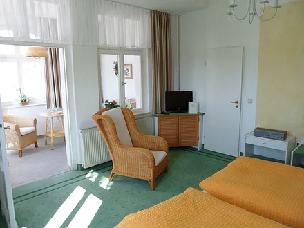 helles Zimmer mit Veranda und Blick über Bansin