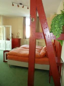 Blick in Zimmer 23 mit Balken in Richtung Veranda