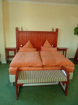 großzügiges Doppelbett mit Bank