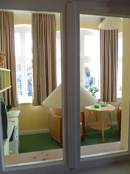 Blick aus dem Zimmer in die Veranda