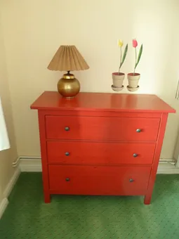 farblich abgestimmte Möbel