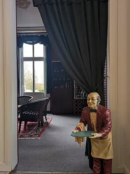 Eingang Bibliothek und Salon 