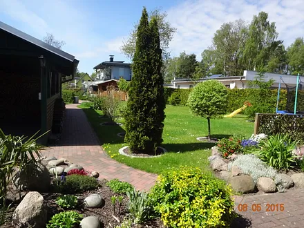 Blick in den weitläufigen Garten