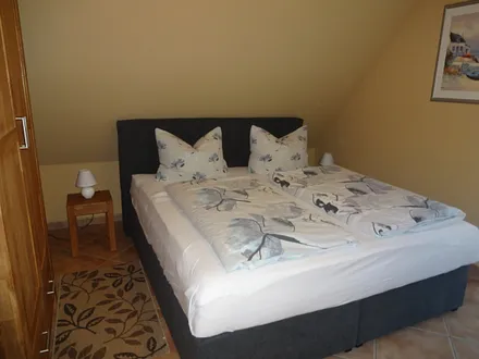 Schlafzimmer mit Zugang zum Balkon