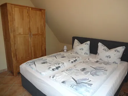 Schlafzimmer mit Boxspringbett