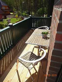 Balkon mit Tisch und 4 Stühlen (Morgensonne)