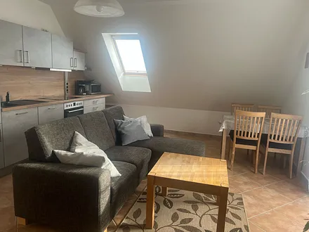 Küche/Essbereich/Wohnzimmer mit Zugang zum Balkon