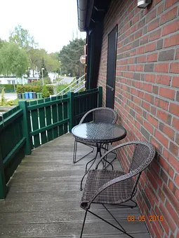 Balkon mit Tisch und 2 Stühlen (Abendsonne)