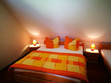Schlafzimmer mit 1 Doppelbett und 1 Einzelbett