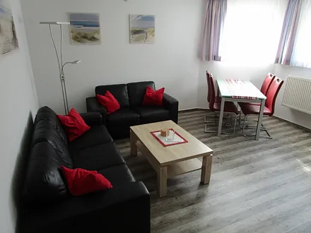 Wohnzimmer mit Wohn- und Essbereich