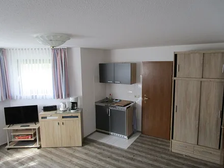 Wohnzimmer mit Blick zur Miniküche