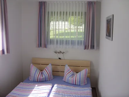 Schlafzimmer mit Doppelbett