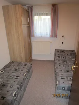 2. Schlafzimmer mit zwei Einzelbetten