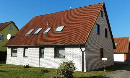 Die Wohnung befindet sich in der rechten Hälfte (OG)