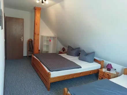 Schlafzimmer mit 1 Doppelbett und 1 Einzelbett