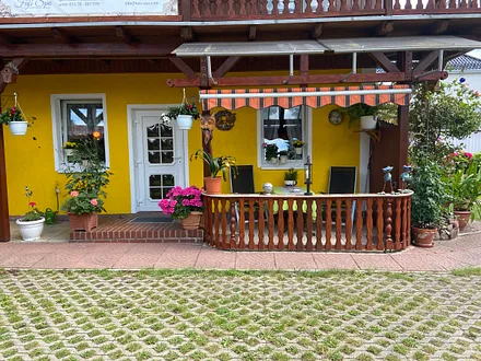 Außenansicht der Ferienwohnung mit kleiner gemütlicher Terasse
