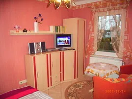 So sieht ihre bequeme Sitzecke/Fernsehecke aus. Wie sie sehen, ist reichlich Stauraum für ihr Gepäck verhanden.