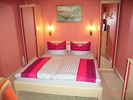 Auch das Bett lädt zum Wohlfühlen ein. Auch Dieses ist komplett neu. Der ganze Raum ist gefließt, so dass der Strandsand schnell zusammen gefegt ist.