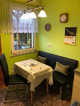 Ansicht von nahem. Auch die Küche ist vollständig gefließt.  Die Eingangstür befindet sich in der Küche, gegenüber der Badtür.