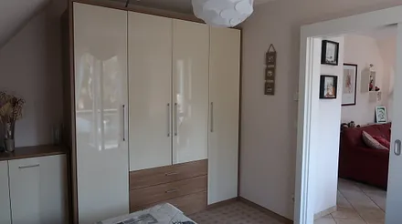 Schlafzimmer mit Blick in den Wohnbereich 