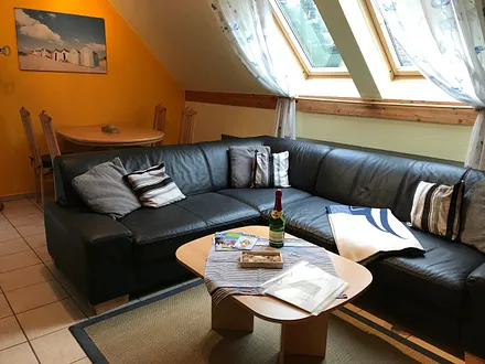 Wohnzimmer mit Esstisch und Sitzecke