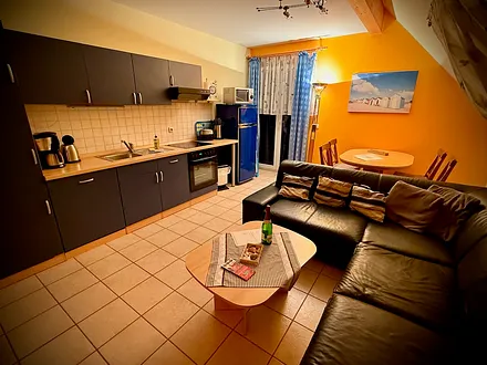 Wohnzimmer mit Esstisch und Sitzecke