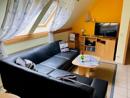 Wohnzimmer mit Sitzecke und TV