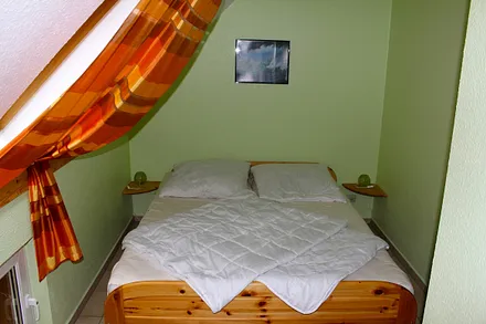 Schlafzimmer I mit Bett (2,00 m x 1,80 m)